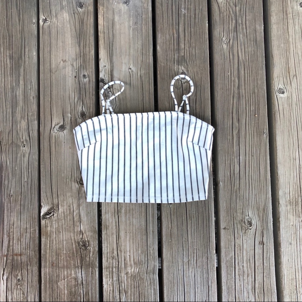 BLACK AND WHITE VERTICAL STRIPED CROP TOP